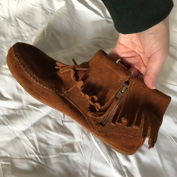 Minnetonka Concho Feather Moccasin Boot 522 - Picture 3 of 11